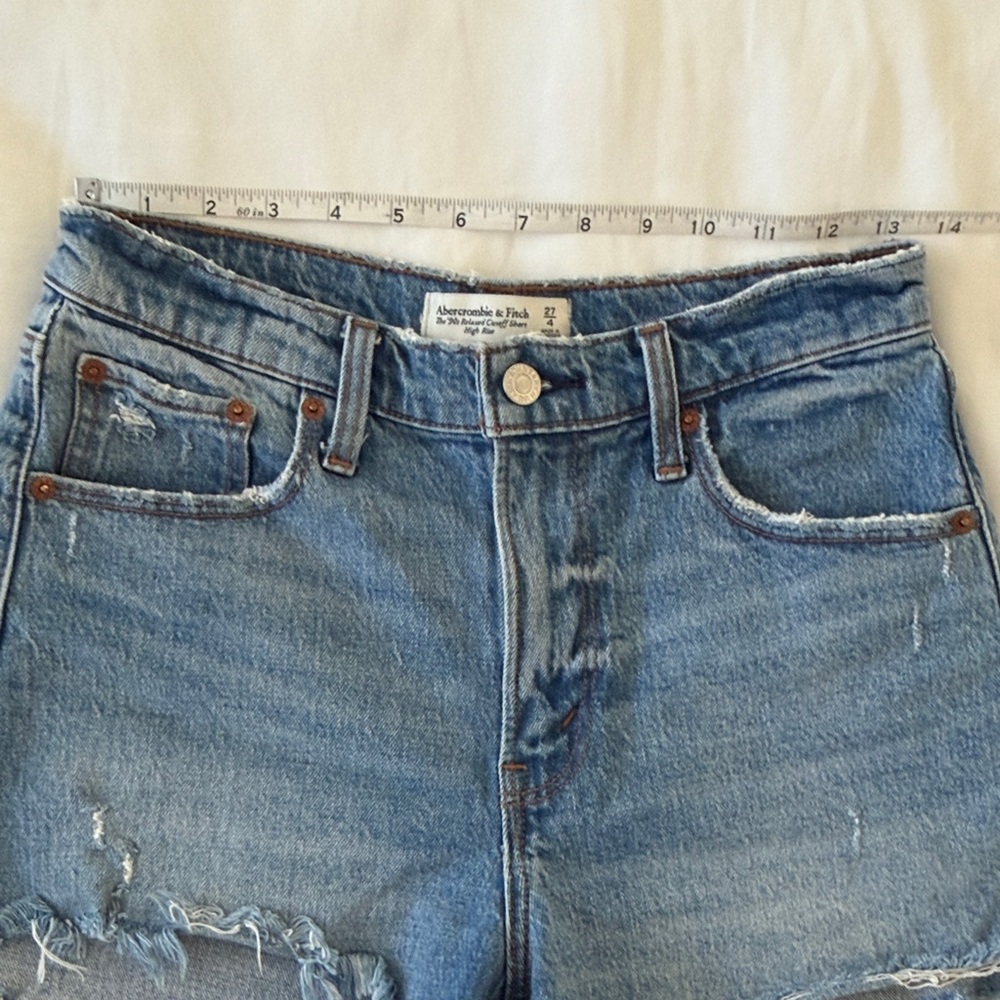 Abercrombie & Fitch 90s Relaxed Cutoff High Rise Denim Jean Shorts - Picture 4 of 8
